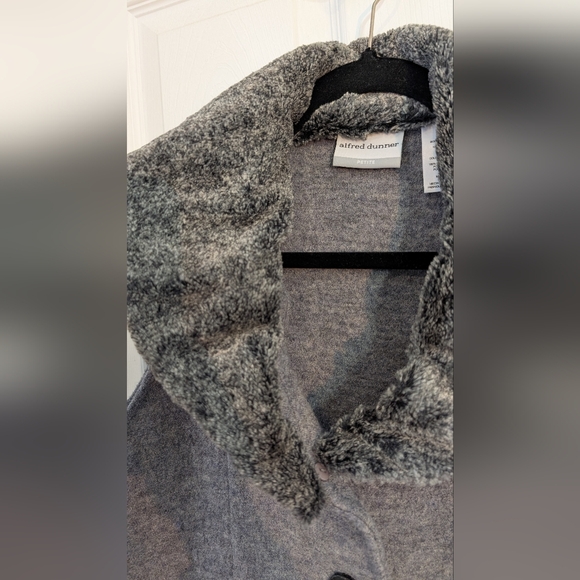 Alfred Dunner Women's Gray Vest 100% Wool Faux Fur Collar Size Petite - Picture 7 of 16